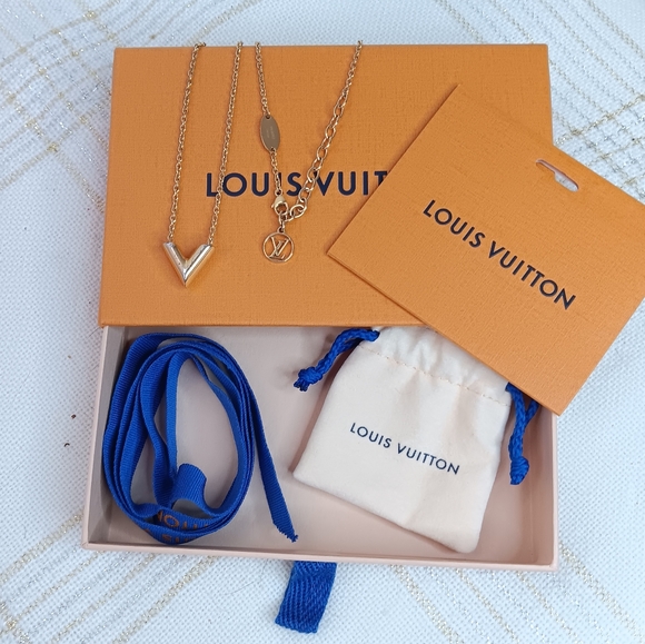 Louis Vuitton ✨️ Essentials V Necklace Gold - Picture 14 of 17